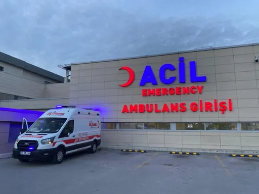 Hastanenin ambulans girişinde Özel Emas ambulansı