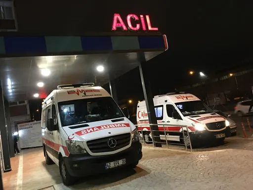 Gece acil servis önünde iki Özel Emas ambulansı