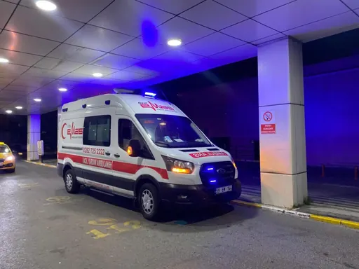 Akşam saatinde hastane girişinde hasta teslimi için bekleyen ambulans
