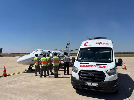 Havalimanında uçaktan hasta karşılama sırasında ambulans ve ekip